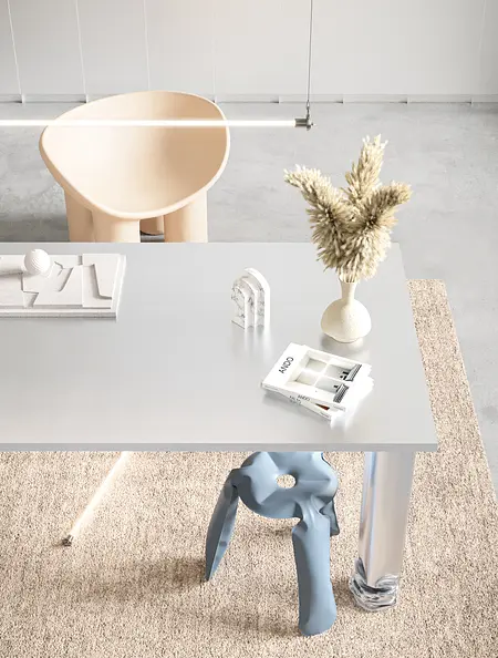 Wnętrze biura w stylu industrialnym z minimalistycznym biurkiem i nowoczesnym krzesłem.