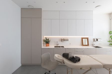 Minimalistyczne wnętrze z jasnymi meblami, rośliną i lustrem, styl japandi, skandynawski.