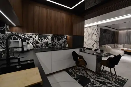 Nowoczesna kuchnia z drewnianymi meblami i czarnymi detalami, współczesny design.
