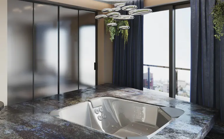 Wnętrze z jacuzzi, nowoczesne meble i duże okna.