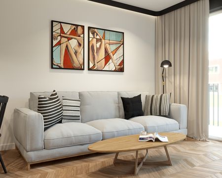 Eklektyczny salon z szarym sofą, drewnianym stołem i kolorowymi obrazami.