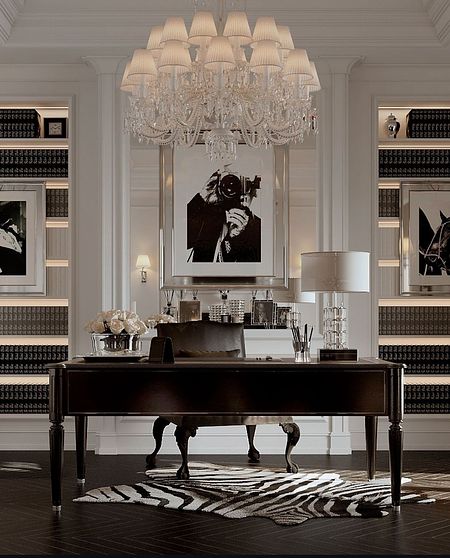 Gabinet w stylu art deco z ciemnym biurkiem, kryształowym żyrandolem i eleganckimi akcentami.