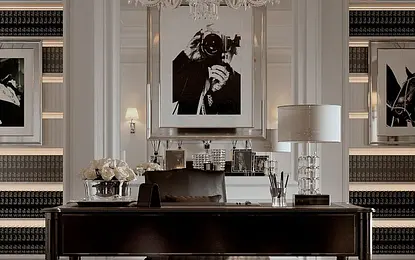 Gabinet w stylu art deco z ciemnym biurkiem, kryształowym żyrandolem i eleganckimi akcentami.