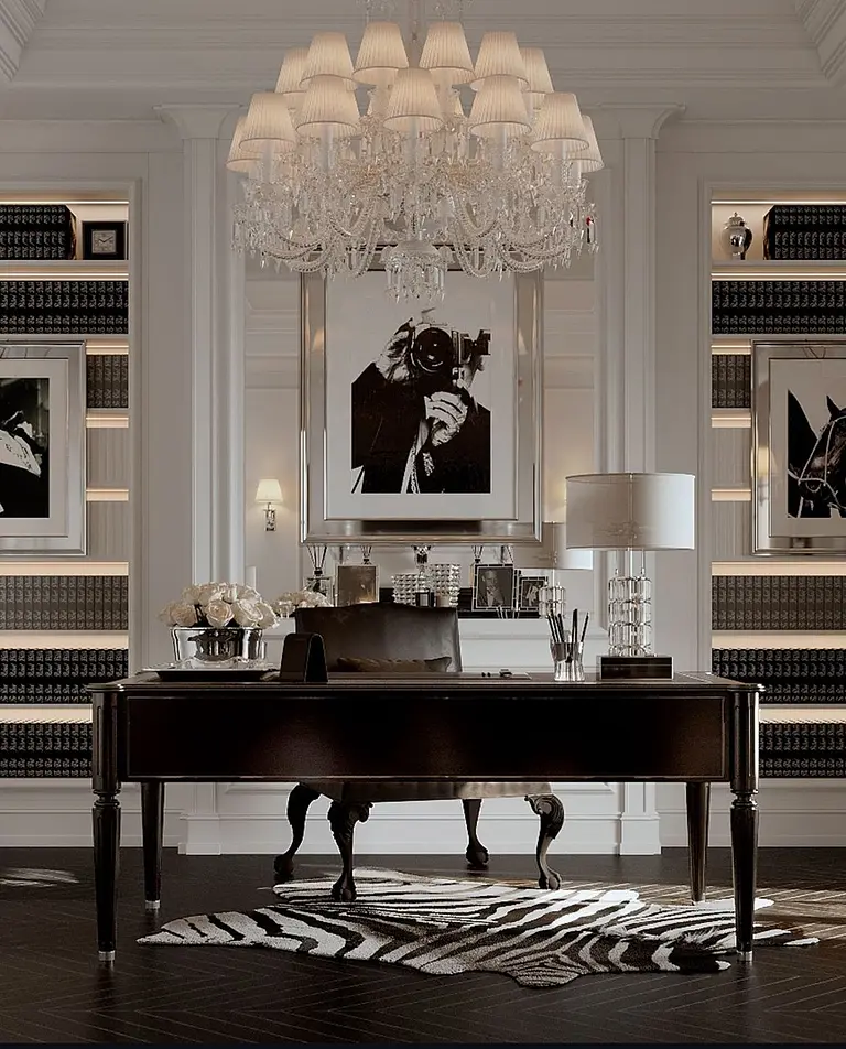 Gabinet w stylu art deco z ciemnym biurkiem, kryształowym żyrandolem i eleganckimi akcentami.