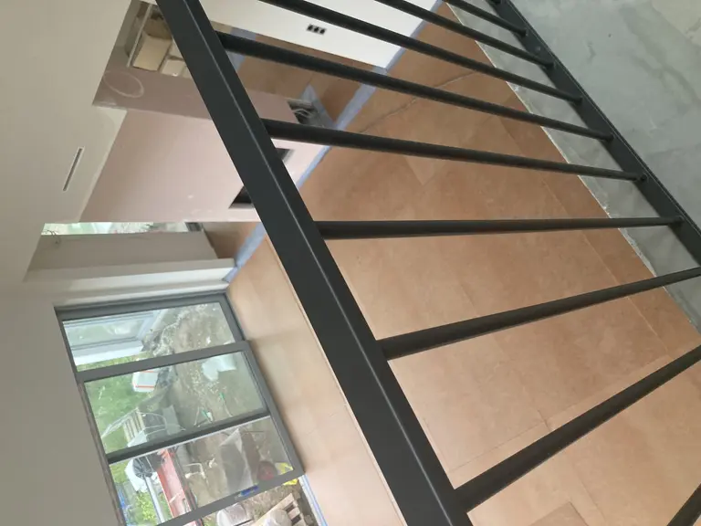Wnętrze z dużymi oknami, drewnianą podłogą, nowoczesny styl i współczesny design.