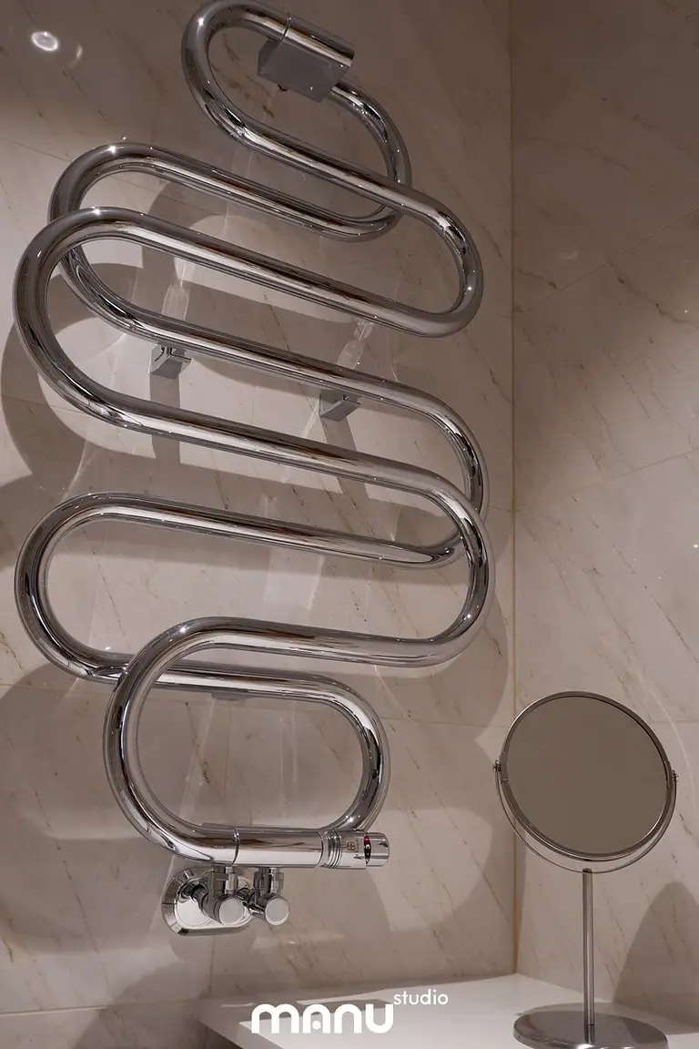 Designerska łazienka z chromowanym grzejnikiem i lustrem w tradycyjnym stylu.