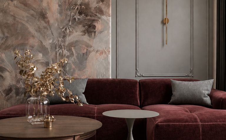 Wnętrze salonu w stylu eklektycznym z burgundową sofą, vintage stolikiem i quiet luxury akcentami.