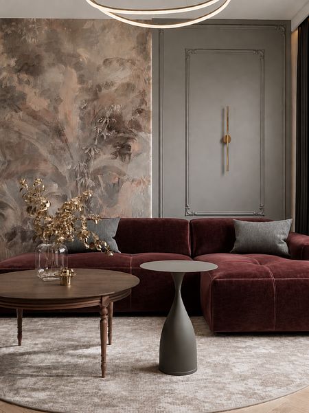 Wnętrze salonu w stylu eklektycznym z burgundową sofą, vintage stolikiem i quiet luxury akcentami.