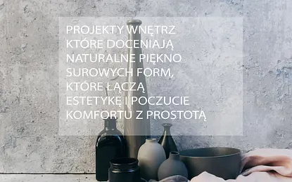 Eklektyczne wnętrze z szarym tłem i dekoracyjnymi naczyniami