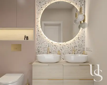 Nowoczesna łazienka z podwójną umywalką, złotymi akcentami i lustrami w stylu glamour.