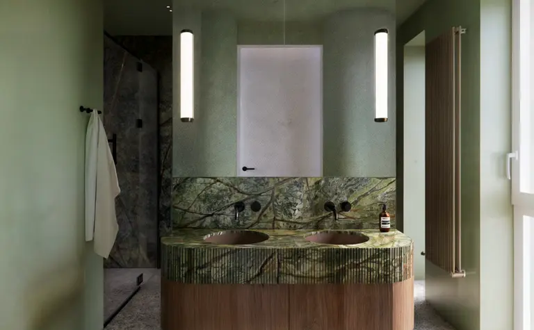 Nowoczesna łazienka z zielonym blatem, soft minimalizm, quiet luxury i minimaluxe