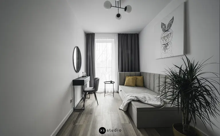Wnętrze pokoju w stylu japandi z minimalistycznym narożnikiem i rośliną.