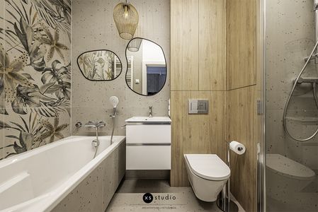 Nowoczesna łazienka z drewnianymi elementami i roślinnymi wzorami. Styl boho, skandynawski.