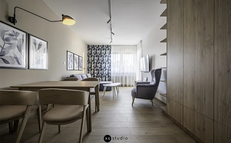 Wnętrze salonu w stylu boho, nowoczesnym i skandynawskim z wygodnymi meblami.