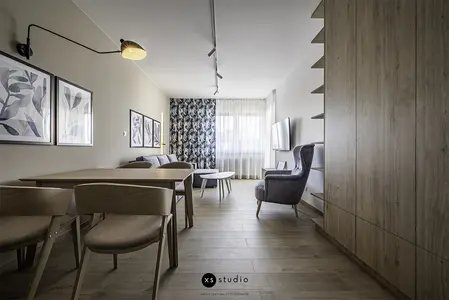 Wnętrze salonu w stylu boho, nowoczesnym i skandynawskim z wygodnymi meblami.