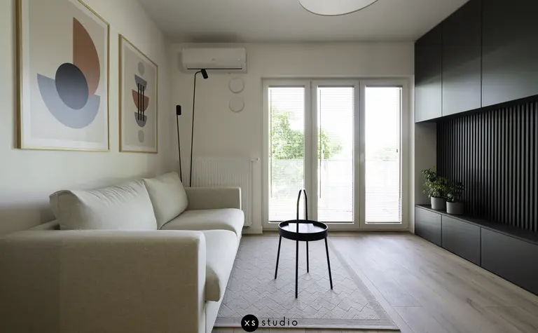 Wnętrze salonu w stylu skandynawskim z minimalistycznymi meblami.