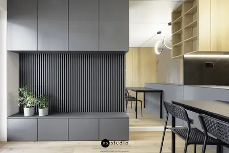 Wnętrze salonu w stylu skandynawskim, soft minimalizm, współczesnym z szarymi meblami.