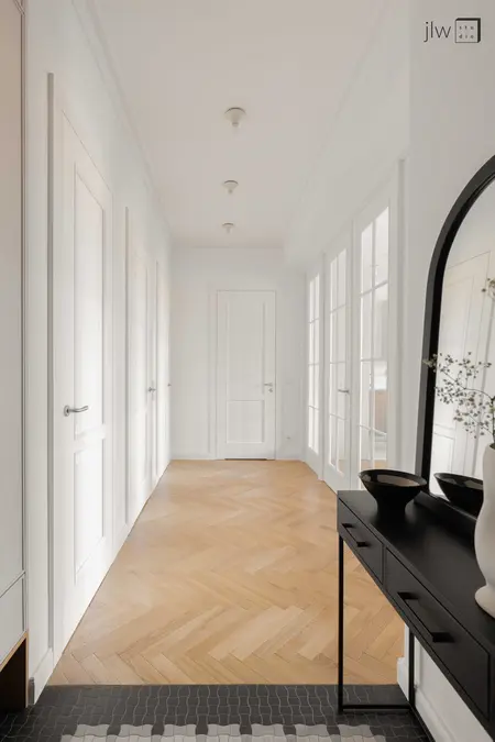 Korytarz w stylu eklektycznym z drewnianą podłogą i białymi drzwiami, quiet luxury, skandynawski, vintage.