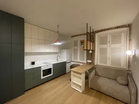 Kuchnia w stylu industrialnym i skandynawskim z nowoczesnymi meblami.