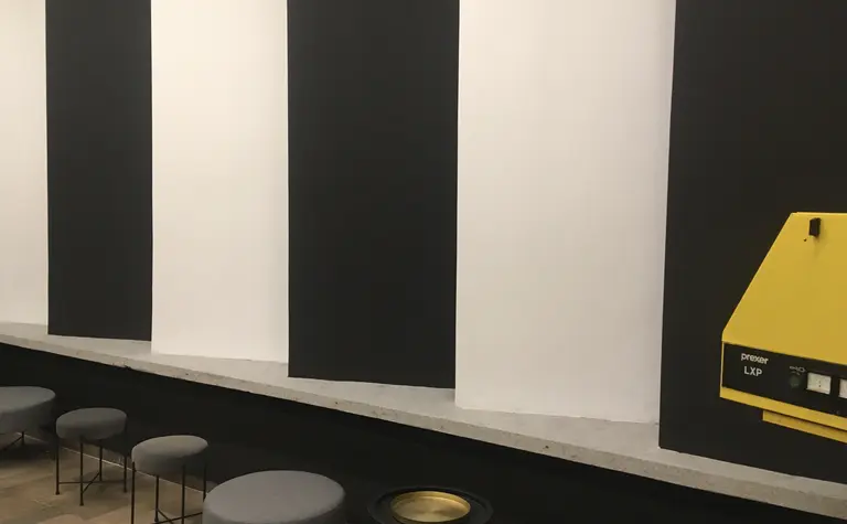 Minimalistyczny, współczesny wystrój z szarymi ścianami i białymi elementami.