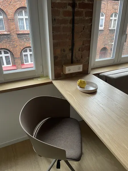 Wnętrze kuchni z industrialnym stylem, drewnianym blatem i minimalistycznymi akcentami.