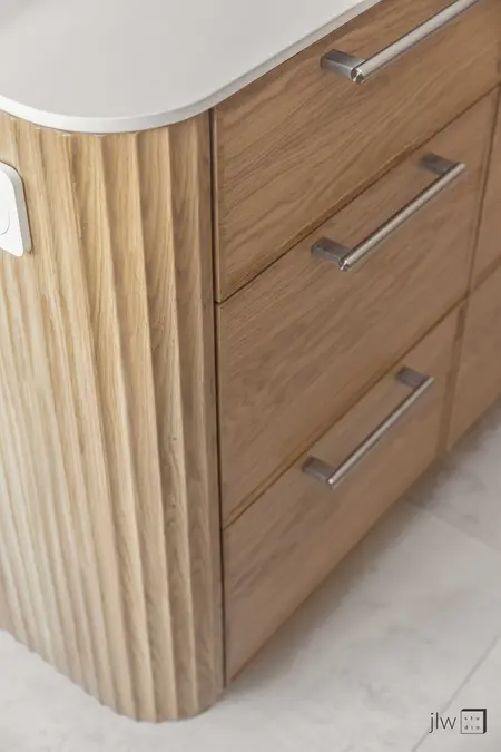 Kuchnia z drewnianą szafką i białym blatem w stylu eklektycznym, quiet luxury, skandynawskim.