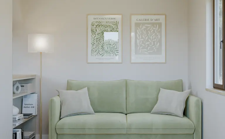 Wnętrze salonu w stylu prowansalskim z zieloną sofą i drewnianymi detalami.