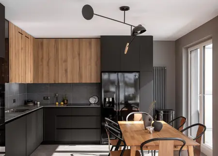 Kuchnia w stylu minimalistycznym z drewnianymi akcentami, nowoczesnymi meblami i współczesnymi dodatkami.