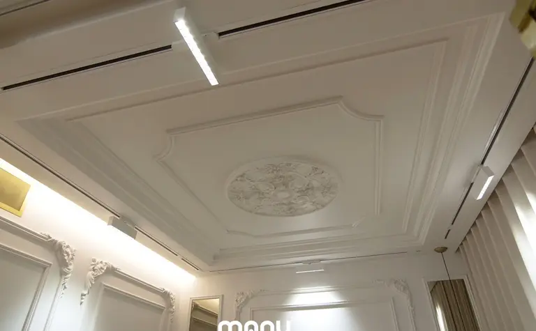 Wnętrze z eleganckim sufitem i nowoczesnym oświetleniem LED, styl quiet luxury.