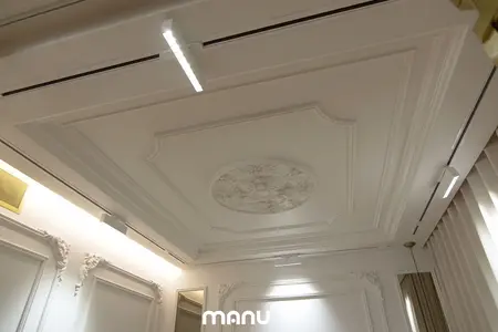 Wnętrze z eleganckim sufitem i nowoczesnym oświetleniem LED, styl quiet luxury.