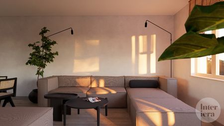 Wnętrze salonu w stylu japandi i minimalistycznym z rośliną.