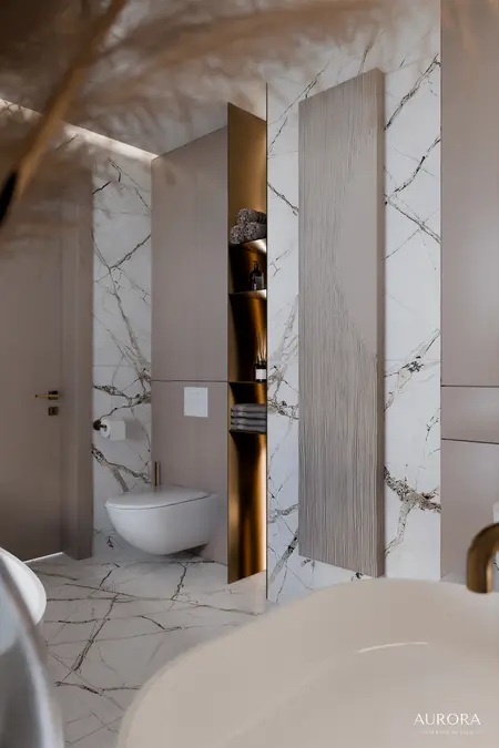 Nowoczesna łazienka z białymi kafelkami i detalami złotymi, styl dopamine decor i minimaluxe.