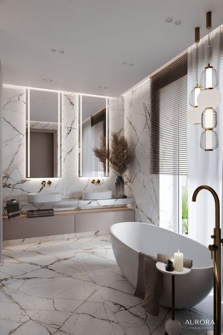 Nowoczesna łazienka z białą wanną i marmurowymi płytkami, styl dopamine decor i minimaluxe.