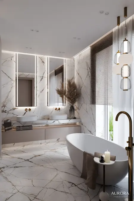 Nowoczesna łazienka z białą wanną i marmurowymi płytkami, styl dopamine decor i minimaluxe.