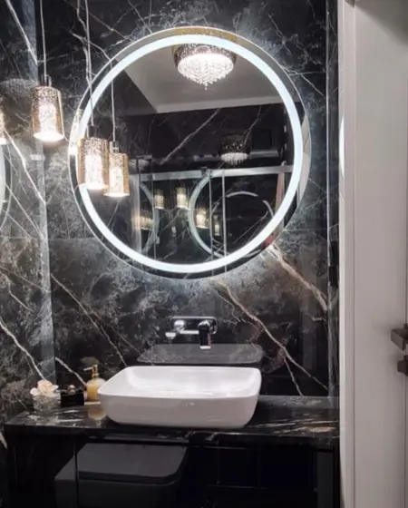 Elegancka łazienka z czarnym marmurem i białą umywalką, styl glamour.