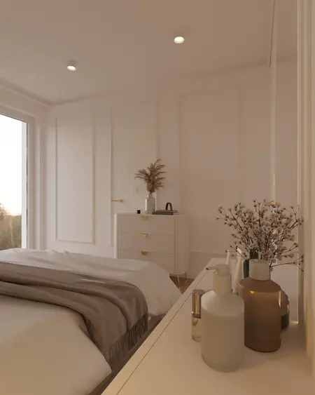 Sypialnia w stylu quiet luxury z jasnymi meblami i dekoracjami.