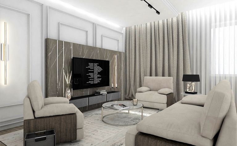 Wnętrze salonu w stylu glamour z jasnymi sofami i eleganckimi dodatkami.