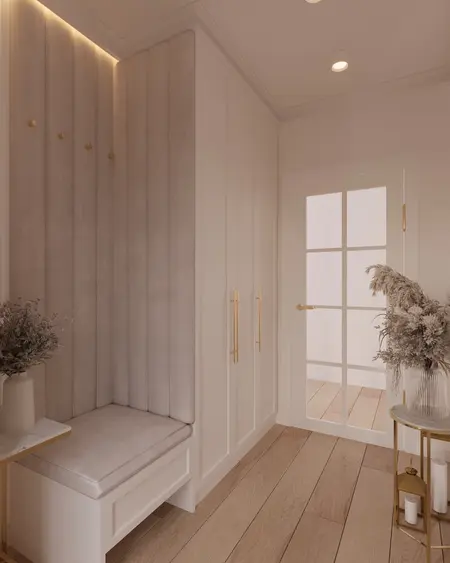 Przedpokój w stylu quiet luxury z jasnymi meblami i drewnianą podłogą.