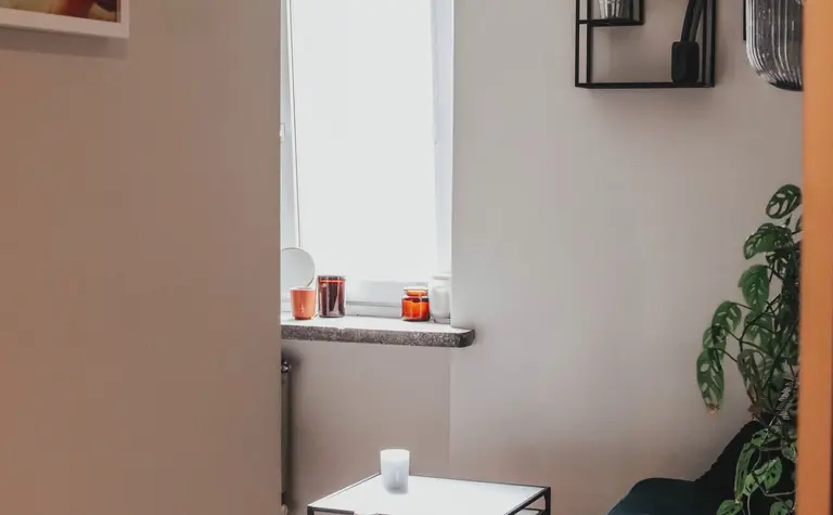 Wnętrze salonu z eklektycznym stylem, nowoczesnym meblem i współczesnymi dodatkami.