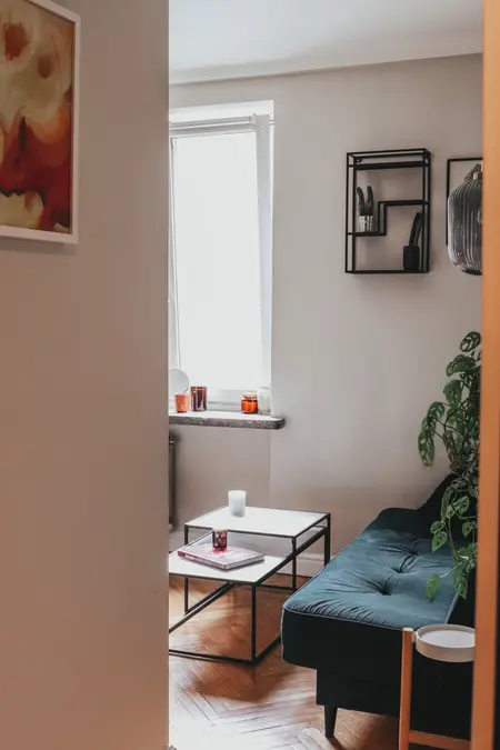 Wnętrze salonu z eklektycznym stylem, nowoczesnym meblem i współczesnymi dodatkami.