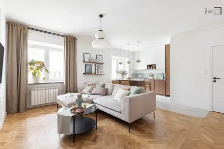 Wnętrze salonu w stylu eklektycznym z jasnymi meblami i drewnianymi akcentami, art deco, japandi.