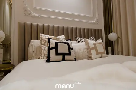 Wnętrze sypialni z szarym wezgłowiem, poduszkami w stylu nowoczesnym, quiet luxury i tradycyjnym.