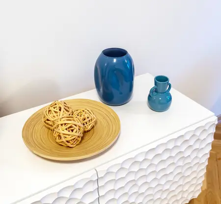 Stolik z niebieskimi wazonami i drewnianymi kulami, nowoczesny design