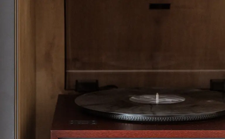 Gramofon TEAC na drewnianej półce w minimalistycznym, nowoczesnym wnętrzu.