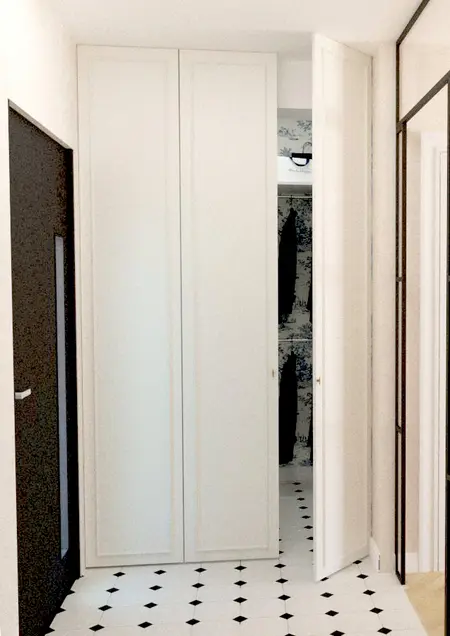 Garderoba w stylu art deco, minimalistycznym i tradycyjnym z białymi szafami.