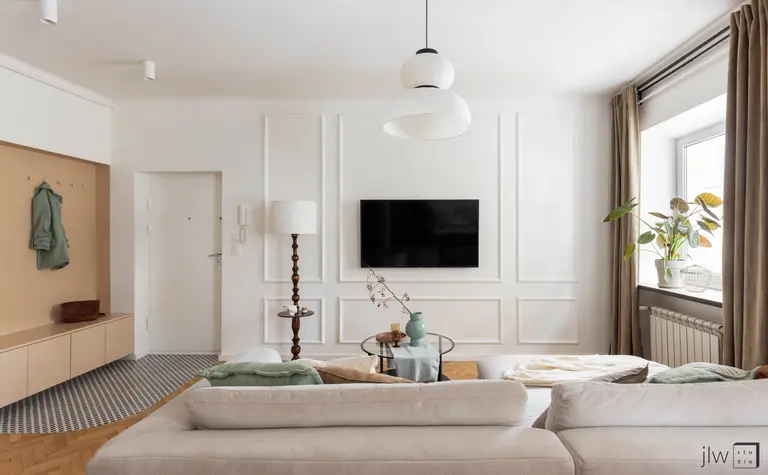Wnętrze salonu w stylu art deco i skandynawskim z roślinami.