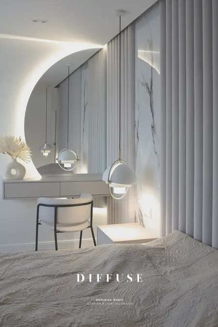 Wnętrze sypialni z boho i minimalistycznymi elementami, szare zasłony, nowoczesne lampy.