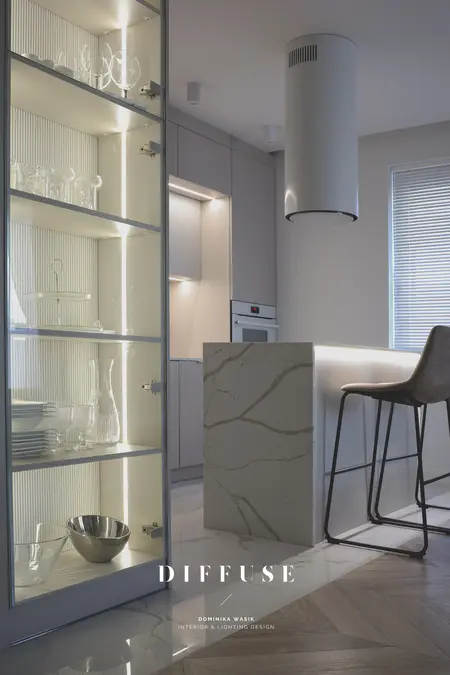 Nowoczesna kuchnia w stylu boho i minimalistycznym z białymi meblami i drewnianymi detalami.