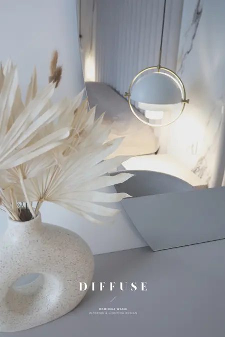 Wnętrze w stylu boho i minimalistycznym z dekoracyjną roślinnością w wazonie.