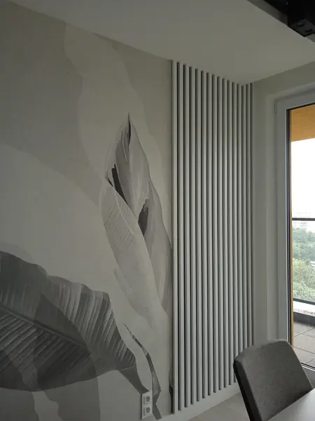 Nowoczesne wnętrze z minimalistyczną ścianą i liśćmi